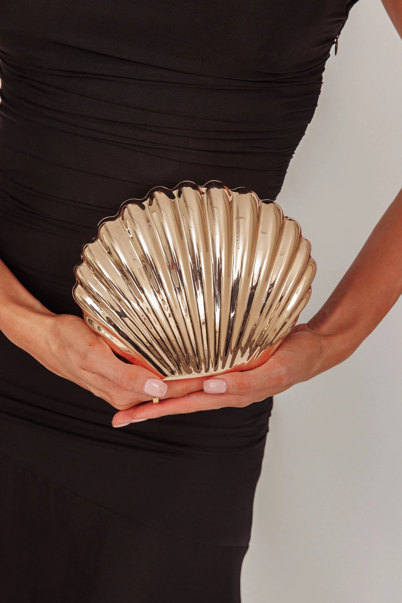 Sirene Shell Clutch Gold