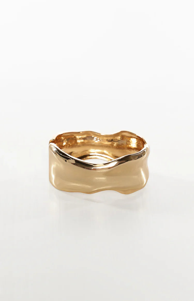 Auren Gold Wavy Clasp Bangle