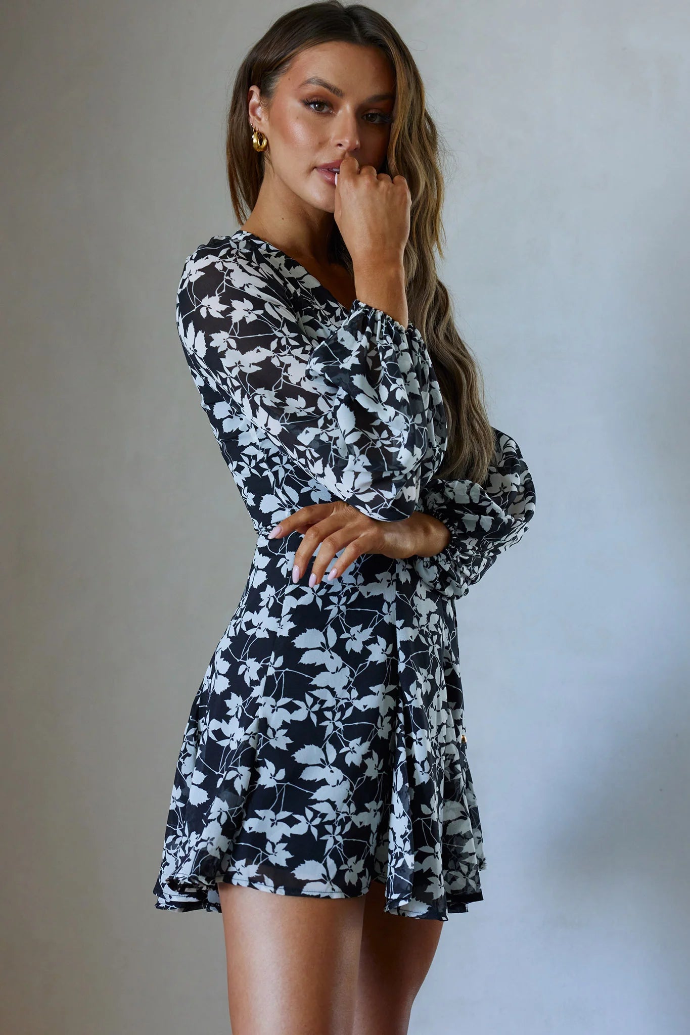 Estelle Long Sleeve V-Neckline Dress Leaf Print Black