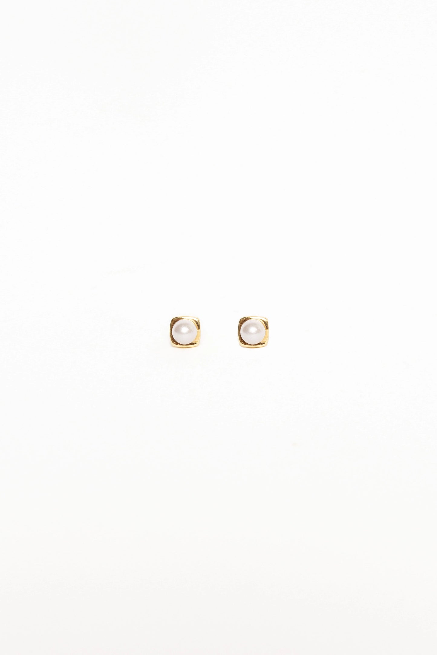 Helene Stud Earrings - Gold/Pearl
